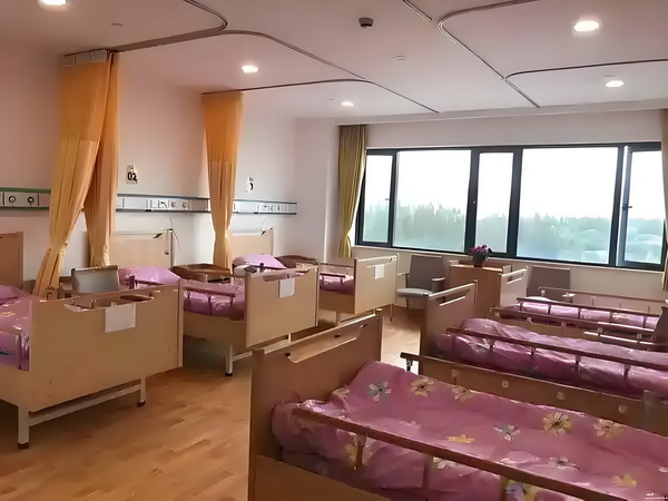 方媛挺大孕肚现身超市购物，独自一人专挑零食